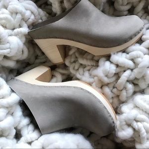 Bryr clogs in cement color